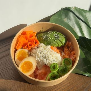 Боул з лососем