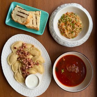 Червоний борщ + вареники з картоплею + тушкована капуста