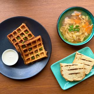 Картопляні деруни зі сметаню + домашній курячий бульйон