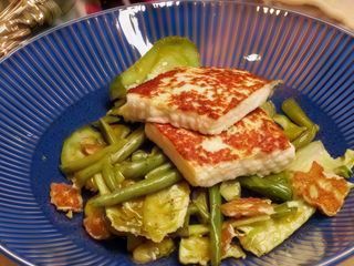 Зелений салат з халумі на грилі