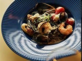 Чорні спагеті з морепродуктами