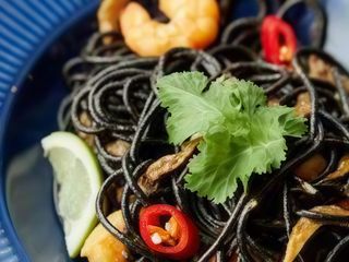 Чорні спагеті з креветками в соусі Том ям