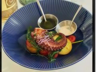 Щупальця восьминога з печеною картоплею та соусом чимічуррі