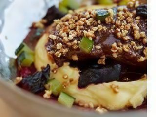 Теляча щока з картопляним пюре