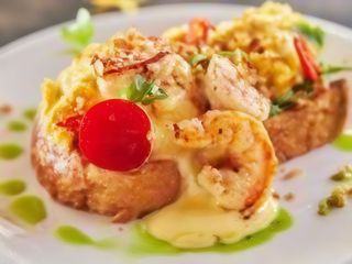 Тост на бріоші з ніжним скремблом, свіжим шпинатом та тигровими креветками