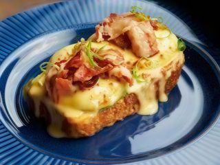 Бенедикт на бріоші з хрустким беконом