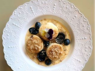 Сирники з ванільним кремом та ягодами