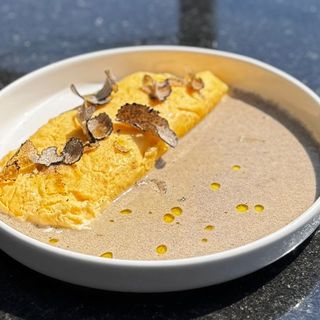 Ніжний омлет з трюфельним кремом та свіжим трюфелем