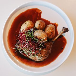 Качина ніжка з вишневим конфітюром та картоплею