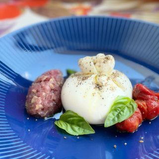 Ніжна буррата з томатами