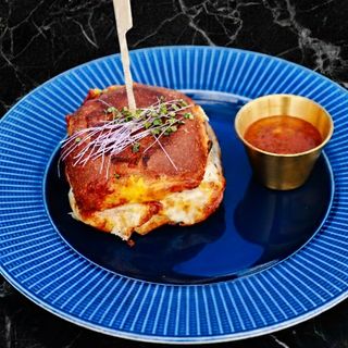 Ніжний бріош-сендвіч з шинкою та соусом гриль 