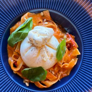 Ніжні тальятеле з соусом кальцоне та з сиром буррата