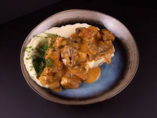 Куряче фрікасе з картопляно-пармезановим пюре  (370 г)