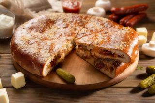 Пиріг з мисливськими ковбасками, грибами, сиром Моцарела (830г)