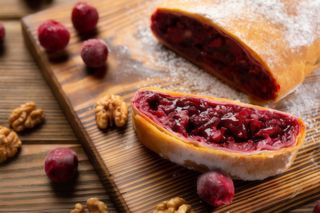 Штрудель з вишнею та волоським горіхом (150г)