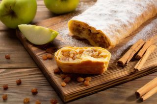 Міні штрудель з яблуками, корицею та родзинками (340г)