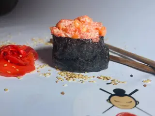 Гункан з лососем (30г)
