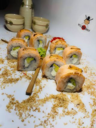 Теплі роли зі смаженим лососем (250g)