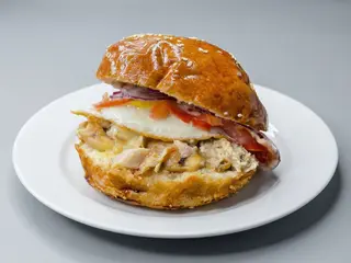 Чікен Бургер з яєчнею (250g)