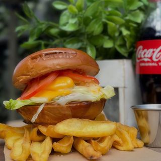 Бургер 4 сира (картопля діпи + напій)