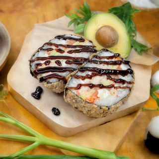 Суші бургер з лососем та крабом (360грам)