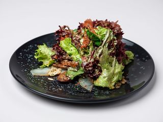 Салат з грушею і печінкою теріякі