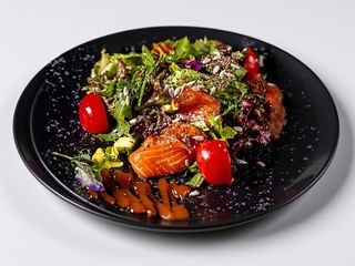 Салат з лососем