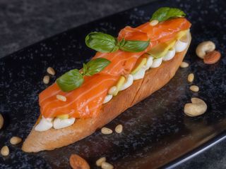 Брускета з фореллю