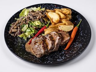 Стейк філе міньон з картоплею і перечним соусом