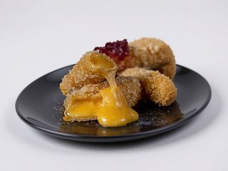 Сирні палички з соусом журавлини