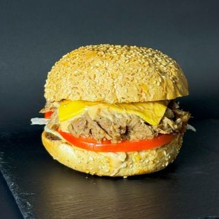 Бургер з рваною свининою