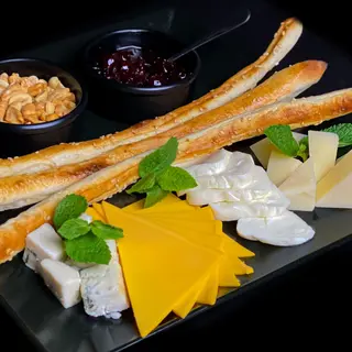 Асорті сирів з паличками грісіні (290 гр)