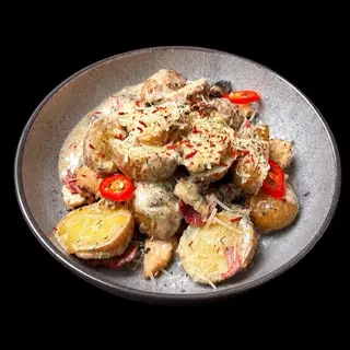 Молода картопля з жульєном , куркою та беконом 450г
