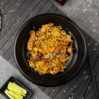 Локшина яєчна WOK з курятиною