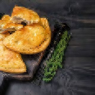 Чебурек з куркою та грибами