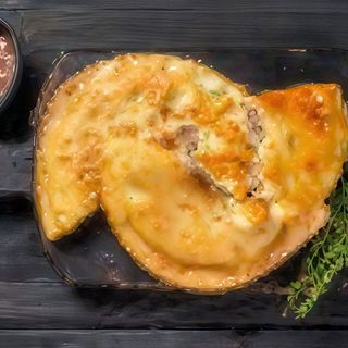 Чебурек з м'ясом та сиром