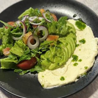 Салат з лососем, авокадо та крем-сиром