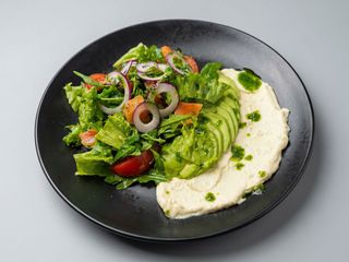 Салат з лососем, авокадо та крем-сиром