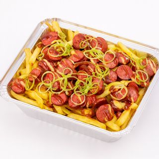 Картопля фрі з мисливським ковбасками.