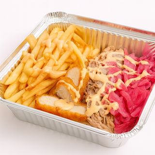 Картопля фрі з нагетсами та тунцем.