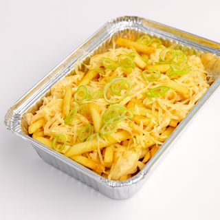 Картопля фрі з соусом цезар та пармезаном.