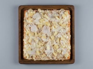 Піца курка і ананас половина