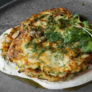 Оладки з цукіні з часниковою сметаною