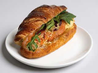 Круасан з скремблом, лососем та кунжутним соусом