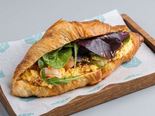 Круасан з скремблом, креветкою та кунжутним маслом