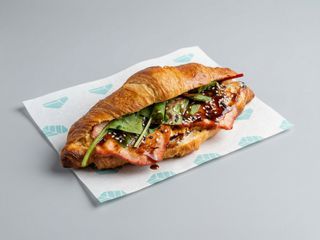 Круасан з скремблом, індичкою та унагі соусом