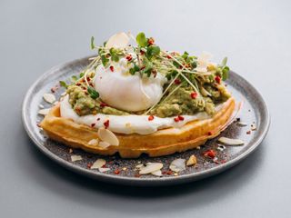 Бельгійська вафля з авокадо