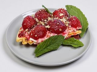 Бельгійська вафля з рікотою та полуницею