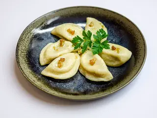 Вареники з картоплею та м'ясом + сметана (250г)