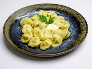 Пельмені домашні "Свині" з фірмовим соусом(250г)